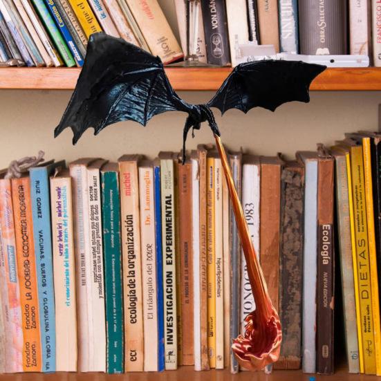 Книжный уголок «Пламя дракона» на Хэллоуин, готический летающий дракон, подставка для книг, скульптура в виде крылатого дракона, вставка для книжной полки