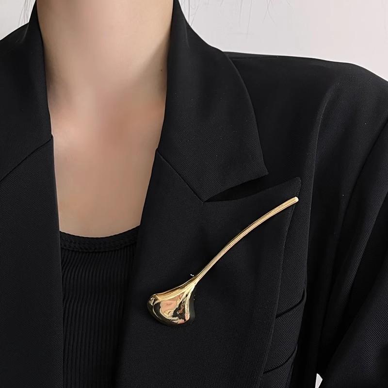 Vintage Glossy Metal Ginkgo Leaves Brooch for Women Exquisite Fashion Suit Corsage Pins Accessories Party Jewelry Gifts