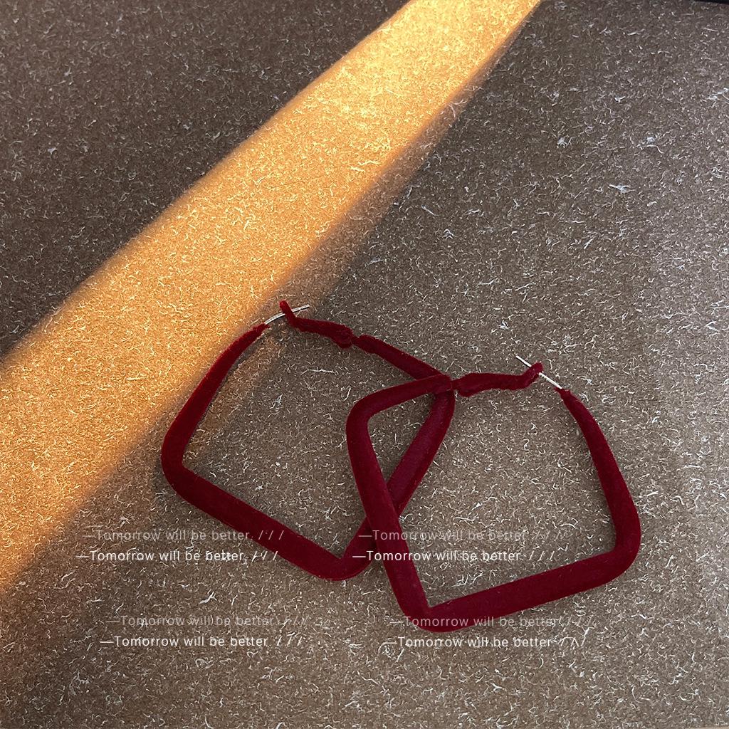 Праздничные красные геометрические серьги-кольца: Трендовый осенне-зимний дизайн для женщин