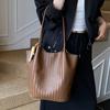 Premium Sense Woven Pattern Tote Bag Women's 2025 New Fashion Retro Large-capacity Shoulder Bag Commuter Mother and Child Bag