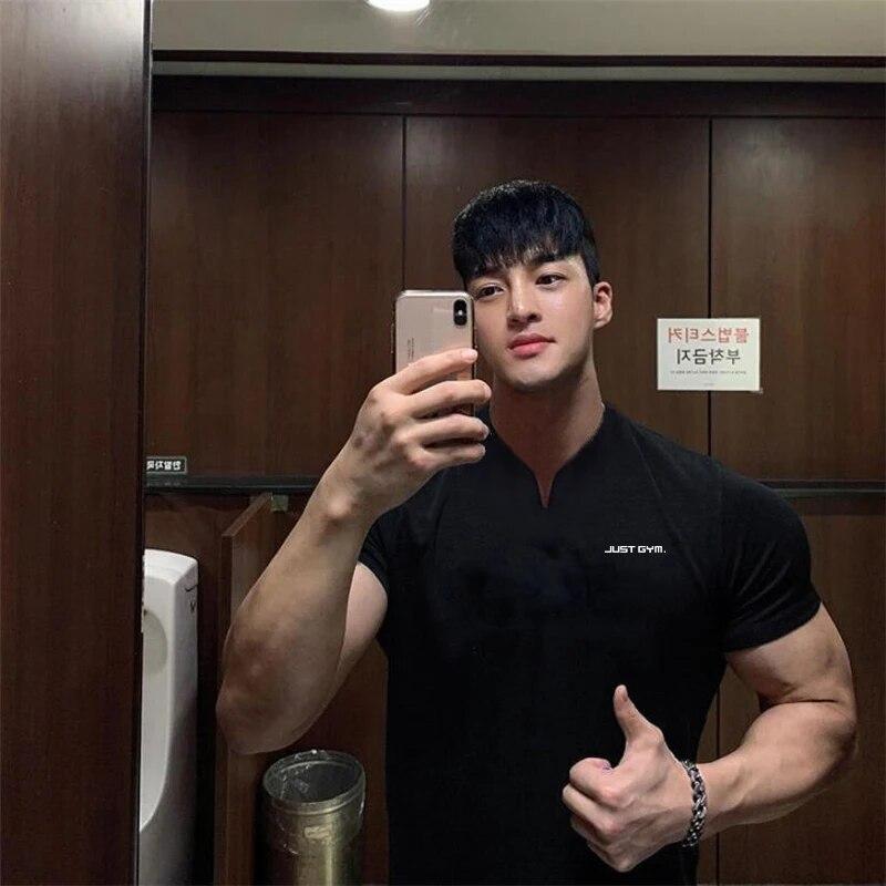 Muscleguys Мужская облегающая футболка с v-образным вырезом для мышц, летняя спортивная повседневная футболка с короткими рукавами