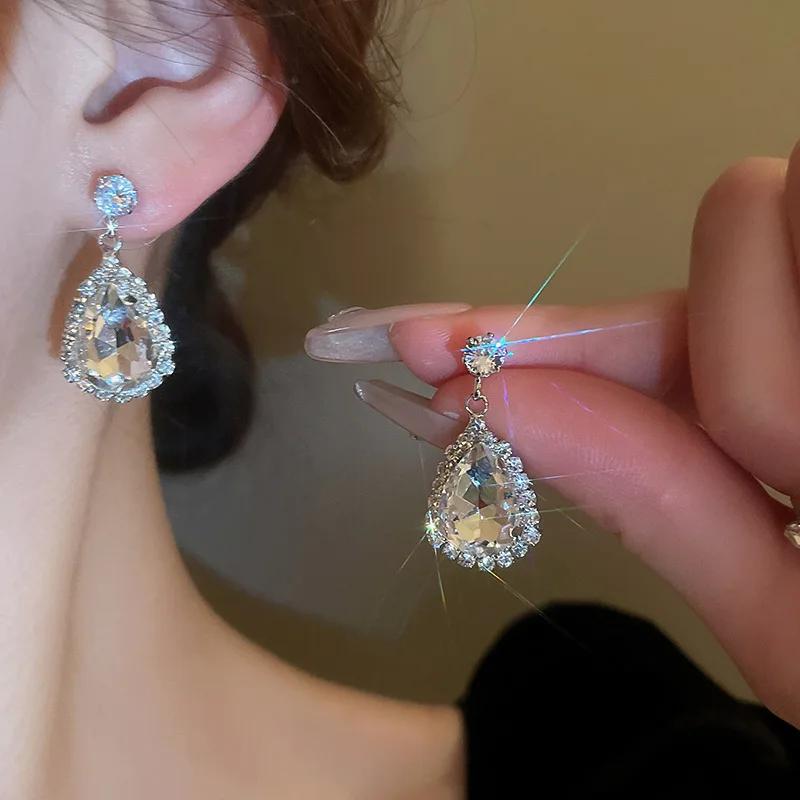 Преувеличенный набор из 2 предметов с инкрустированными стразами: браслет в виде капли воды, геометрическое ожерелье, роскошные серьги, темпераментные цирконовые наборы для женщин