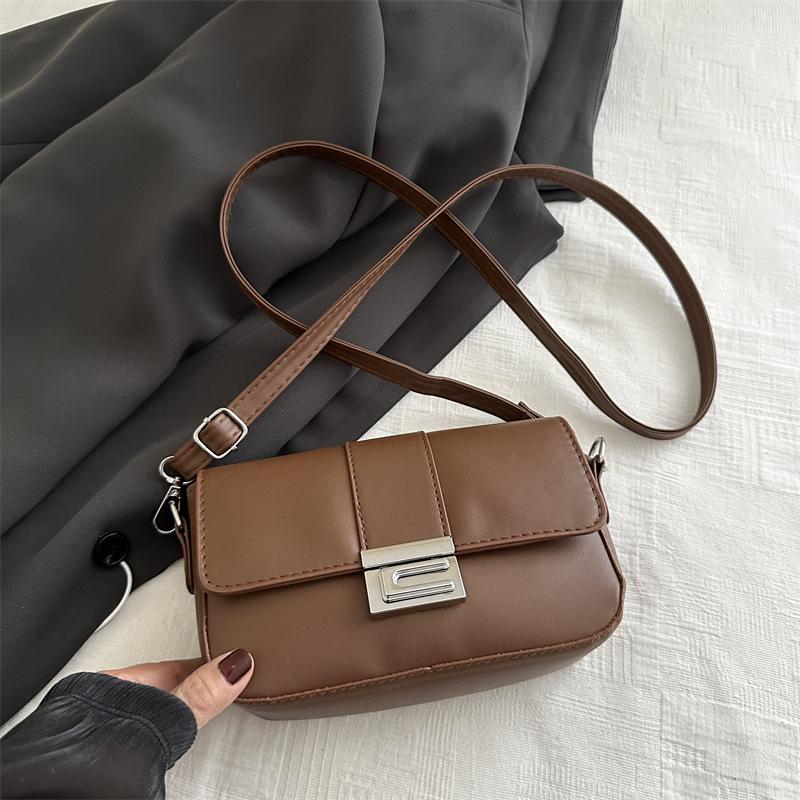 Нежная классическая маленькая квадратная сумка женская 2025 осень новая высокая ценность повседневная сумка подмышку нишевая милая и крутая сумка-мессенджер сумка