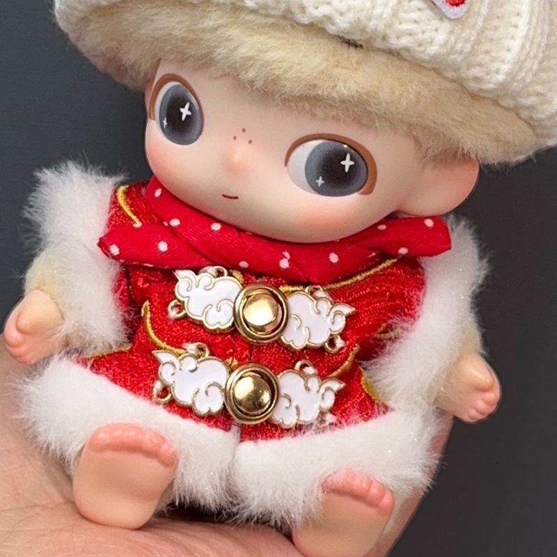 Новогодний наряд для кук 10 см: Праздничные аксессуары Ханьфу и Силиконовый кулон-подвеска «Дневник нового малыша» из слепой коробки.
