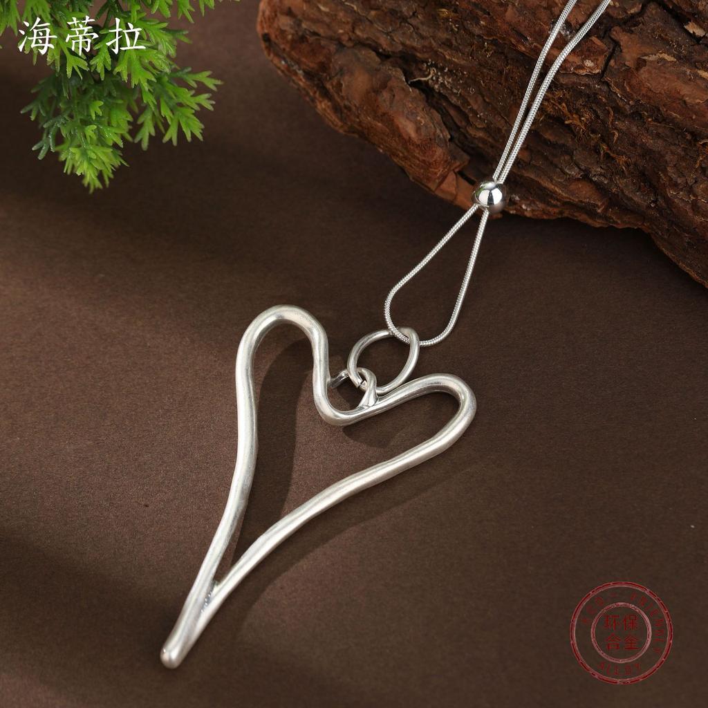 Новый матовый полый геометрический кулон в виде сердца, женское простое высококлассное колье с застежкой-пуговицей в форме сердца