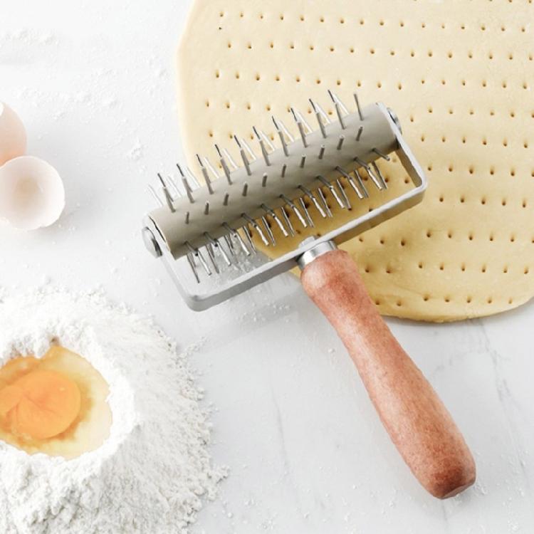 Kitchen Pizza Dough Docker Wood Handle Stainless Steel Pizza Roller Pin Wheel Hole Puncher for Home Baking Enthusiasts