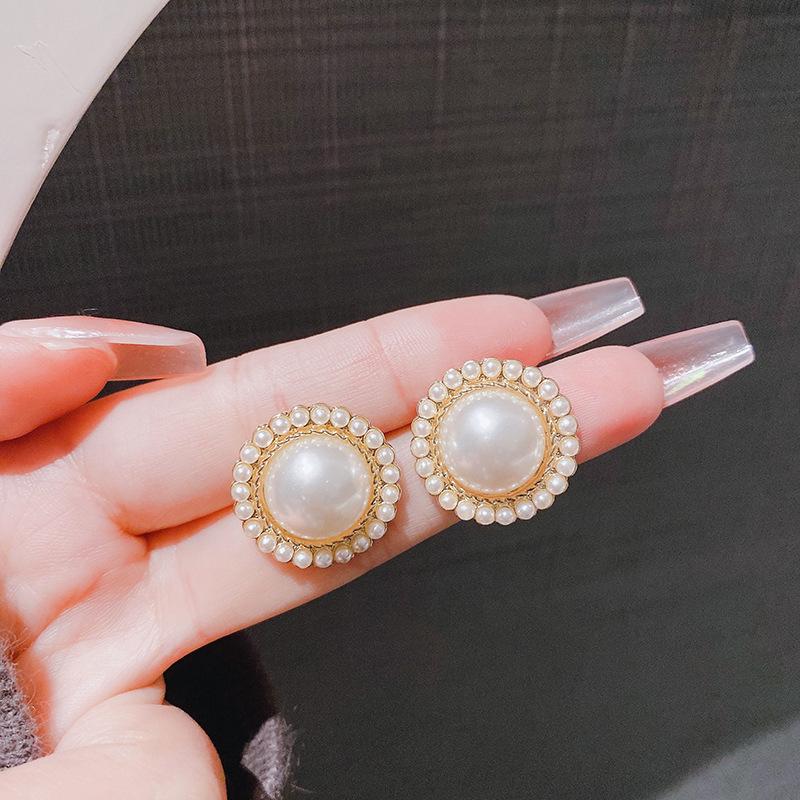 New Xiaoxiangfeng round pearl earrings women's niche high-end sense retro simple stud earrings gentle and elegant ear jewelry