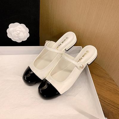 Маленькие туфли-лодочки с круглым носком, цельнокроеные, с неглубоким вырезом, универсальные, на плоской подошве, полузакрытые сзади, женские