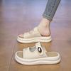 Шлепанцы носят толстоподошвенные регулируемые шлепанцы Birkenstocks с юбками и пляжные сандалии на мягкой подошве
