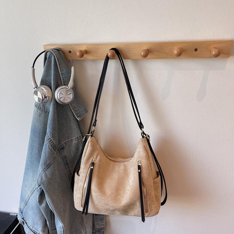 Large Capacity Bag Women's Summer Foreign Style 2025 New Matte Retro Shoulder Messenger Bag Casual Commuter Tote Bag