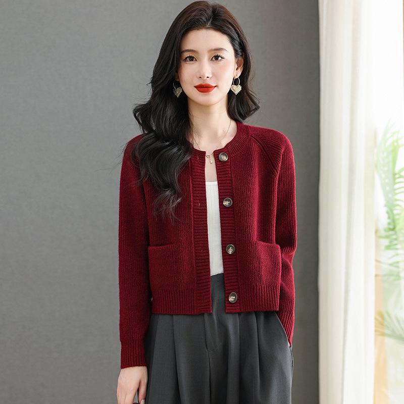 Женский трикотажный кардиган с круглым вырезом и юбка в тон - однотонный, коллекция осень/зима