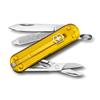 VICTORINOX Classic SD Classic Colors Tuscan Sun Швейцарский армейский Идеален для улицы и чрезвычайных ситуаций Включает плоскую и ногтевую выемку Этот с 7 функциями делает