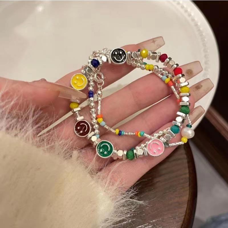 Элегантный серебряный браслет из бисера с радужным смайликом для женщин — универсальный, милый и многослойный