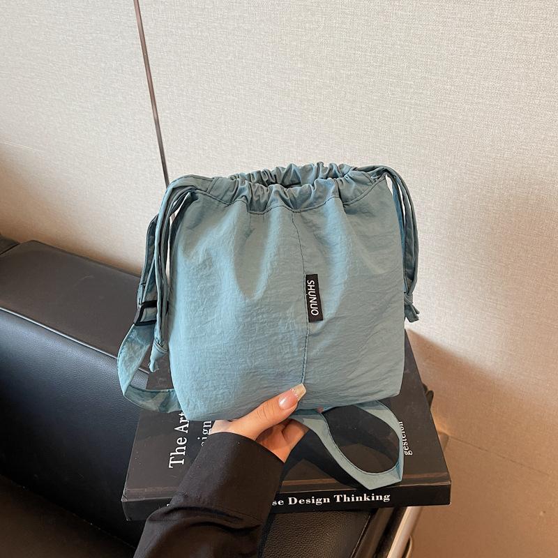 Summer Casual Drawstring Bundle Small Bag Men's and Women's Lightweight Messenger Bag Bright Sports Mobile Phone Bag Simple Bucket Bag