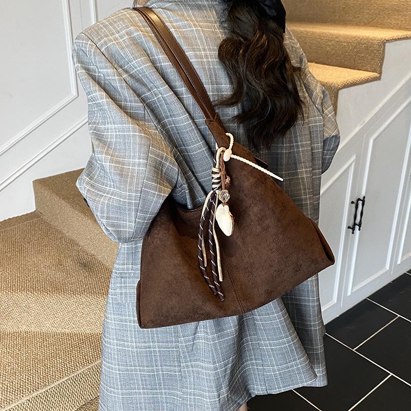 Стильная замшевая сумка-тоут на одно плечо в стиле ретро: Универсальная сумка-мессенджер большой вместимости