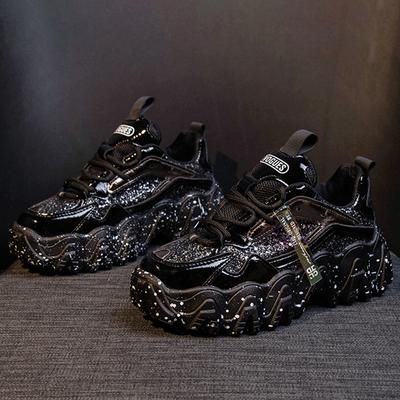 Женская обувь. Светоотражающие массивные кроссовки. Женская модная блестящая вулканизированная обувь. Женские дизайнерские кроссовки на платформе.