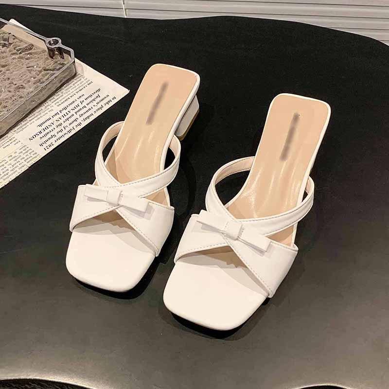 Новые женские крутые шлепанцы с квадратным носком и открытым носком красивы, а шлепанцы на толстом каблуке носят снаружи задней части банта.