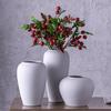Скандинавская белая керамическая ваза с гипсофилой для простого домашнего декора и композиций из сухоцветов