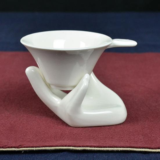 Подставка для яиц в форме руки. Прочная керамическая конструкция. Простая в уходе подставка для вареных яиц. Украшение стола.