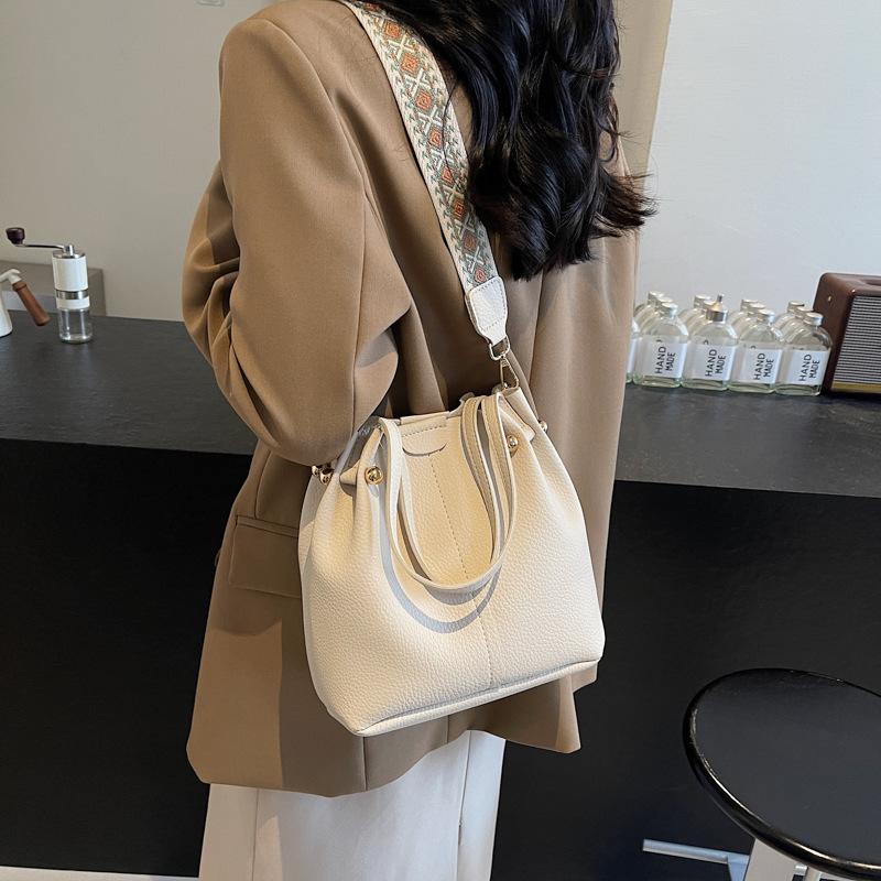 Temperament Wide Shoulder Strap Small Bag Women's 2025 New Trendy Fashion Popular Shoulder Bag Foreign Style Messenger Bucket Bag