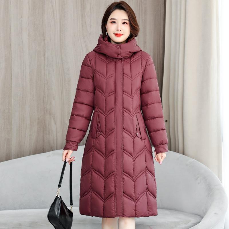 Одежда средней и большой длины. Зимняя съемная шапка. Куртка облегающего кроя для мам среднего возраста.