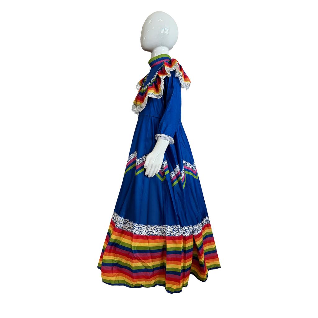 Детское длинное платье в мексиканском стиле с длинными рукавами и круглым вырезом.