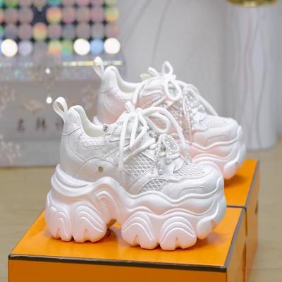 Женская обувь сетчатая дышащая увеличивающая рост кроссовки для папы 2025 лето маффин толстая подошва повседневная маленькая белая обувь универсальная дышащая женская обувь