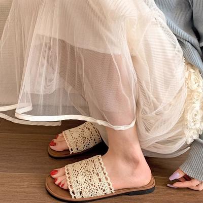 Ретро плетеные шлепанцы на плоской подошве с одним словом для женщин носить 2025 новый сказочный стиль с юбкой пляжные шлепанцы