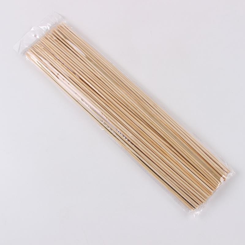 Подарок на детский день с мультяшным букетом: Цветочная композиция с бамбуковыми палочками и куклой.