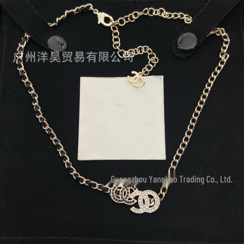 Высококачественное колье Seiko с двойной буквой C, инкрустированное черными и белыми бриллиантами, с черным кожаным шнуром