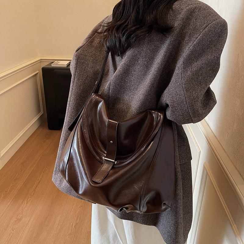 Вместительная женская сумка через плечо из мягкой кожи, новая ретро-сумка-мессенджер 2025 года, сумка почтальона, подмышечная сумка, сумка-тоут для通勤