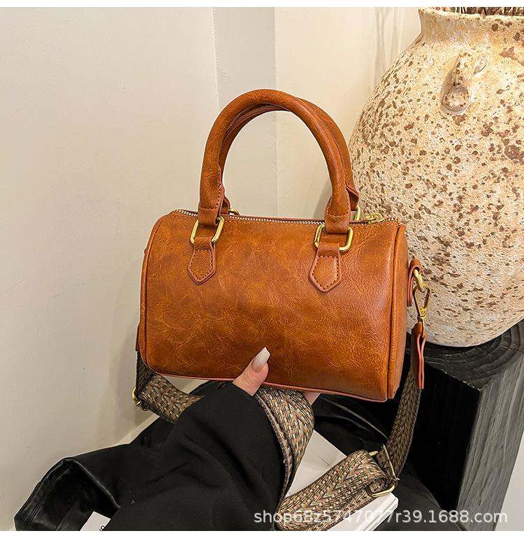 Niche wide shoulder strap cylinder messenger bag women's 2025 new retro Boston bag casual versatile portable shoulder bag