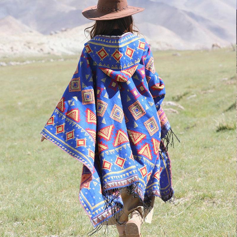 Наденьте шаль с капюшоном и накидку, чтобы согреться, накидку наденьте снаружи.