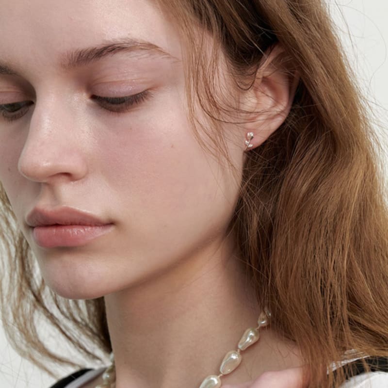 LOVE ME MONSTER [Silver] Pearl Flower Earrings (L241MER080)