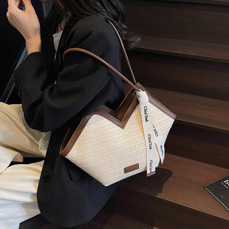 Вязаная соломенная сумка большой вместимости женская весна-лето 2025 новая нишевая на одно плечо для отпуска на море пляжная сумка-тоут