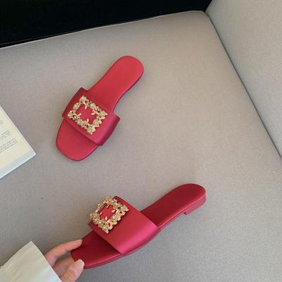 Женские тапочки с атласной поверхностью, лето 2024 года, элегантные сандалии Water Diamond Buckle Flat, женская модная обувь для отдыха на открытом воздухе, пляжные тапочки