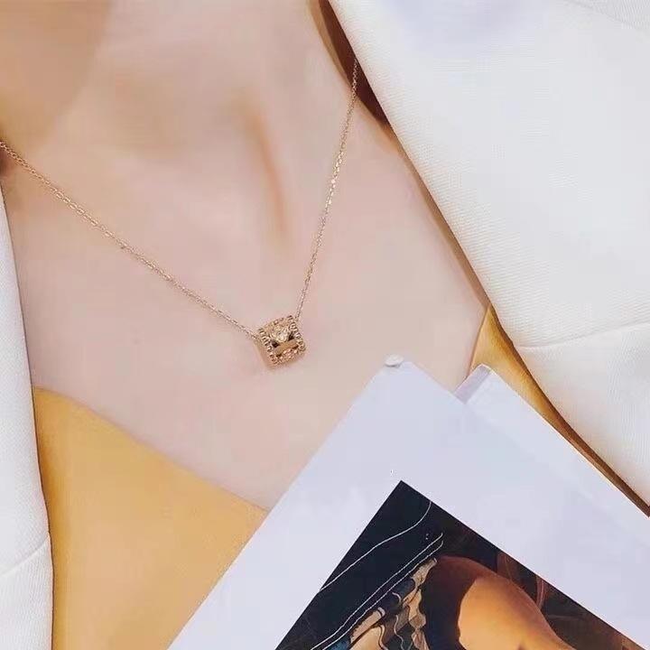 Ожерелье из титановой стали, легкое роскошное ожерелье с четырьмя листьями травы, простое и модное универсальное ожерелье с микроинкрустацией-калейдоскопом