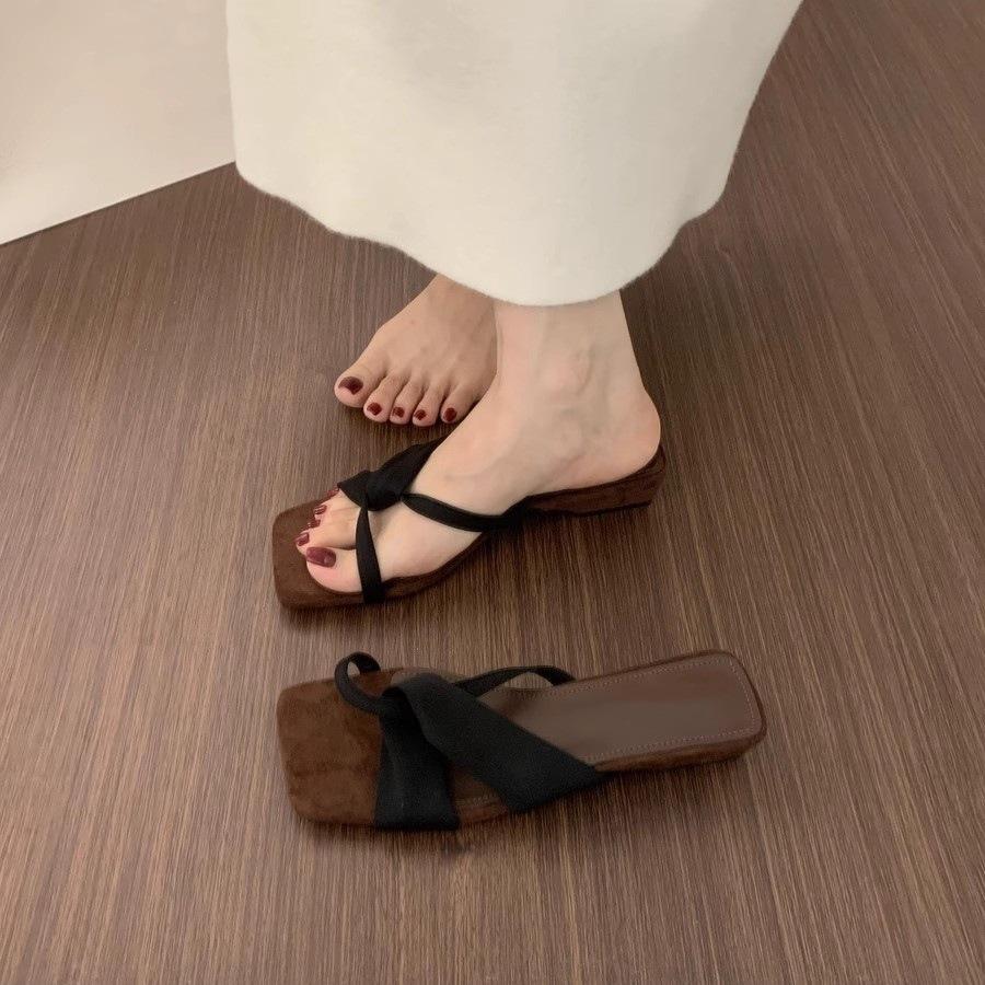 Ретро ниша в сочетании с шлепанцами с открытым носком для женской летней обуви 2 см маленький толстый каблук, не устают ноги, красивые сандалии