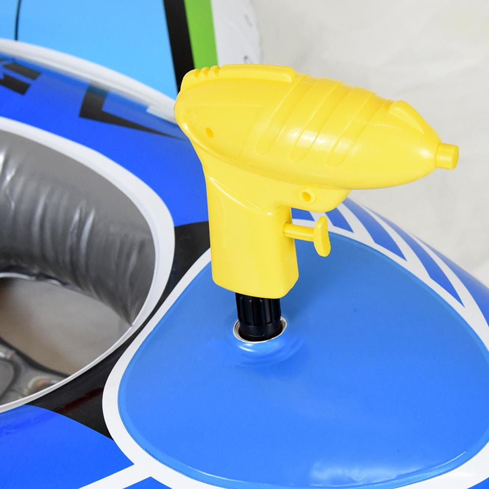 Надувной мультяшный самолет, надувные плавательные круги. Шезлонг в летних забавных надувных кругах для плавания.