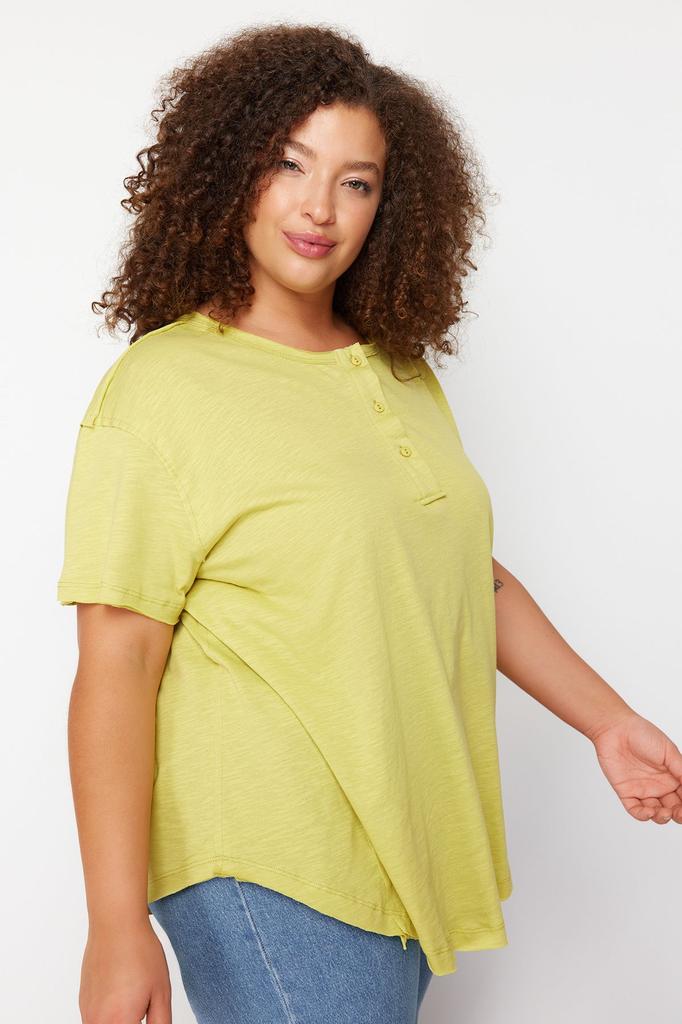 Женская трикотажная футболка в стиле бойфренда больших размеров с зеленой пуговицей и деталью