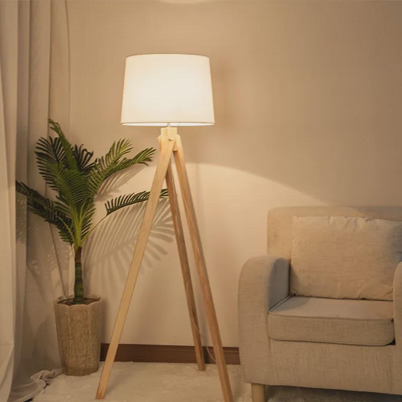 Напольный светильник в виде треножника из дерева в скандинавском стиле - треугольный торшер для гостиной или спальни