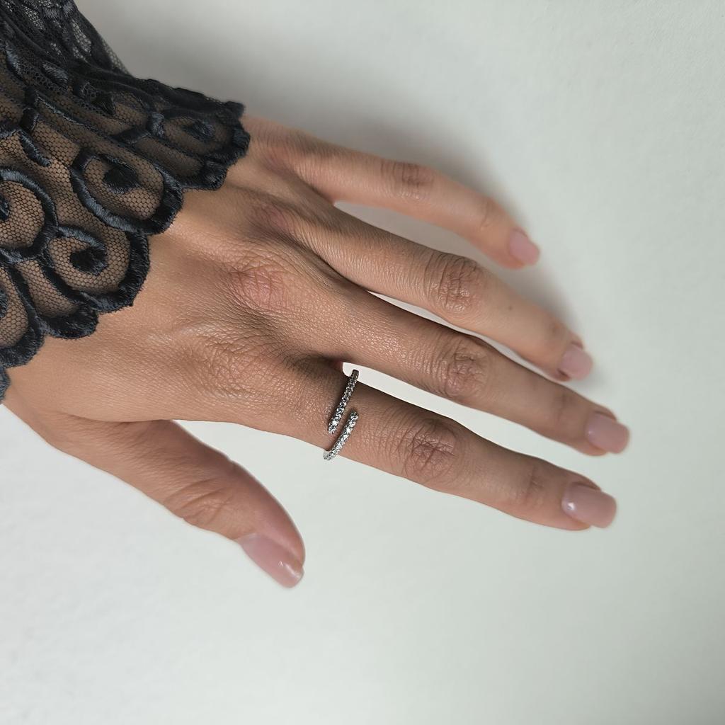 Серебряное кольцо с фианитами, вес изделия 2,02 гр (2192794)