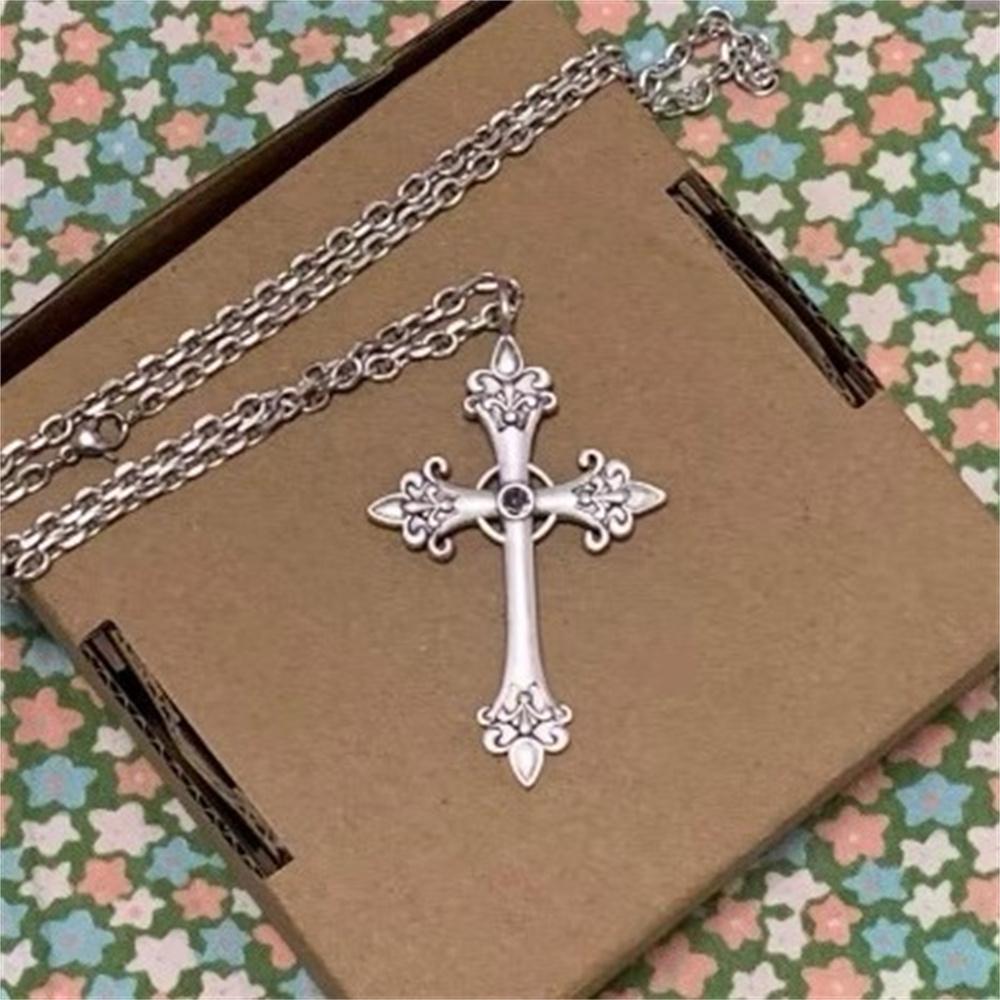 Большой серебряный крест-подвеска и длинное ожерелье с гравировкой в виде креста в корейском стиле.