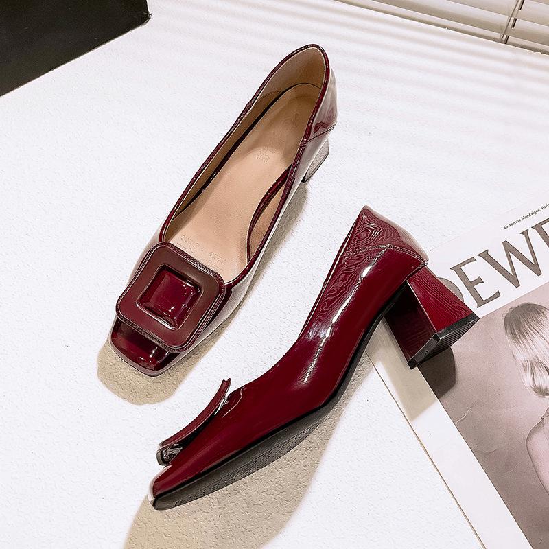Женские туфли-лодочки с квадратным носком и неглубоким вырезом, на среднем каблуке, новая женская обувь 2025 года, весна-осень, французские туфли на высоком каблуке, толстый каблук, красные свадебные туфли