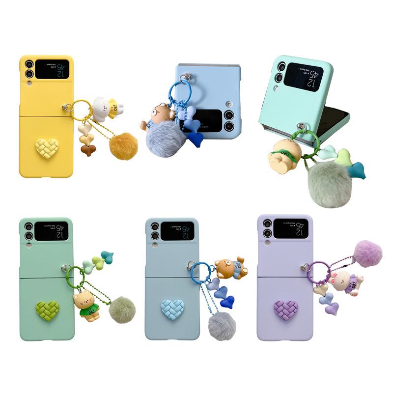 Защитный чехол для Samsung Galaxy Z Flip3/4 с мультяшной куклой, меховым шариком и бриллиантовым сердечком - Противоударный чехол.