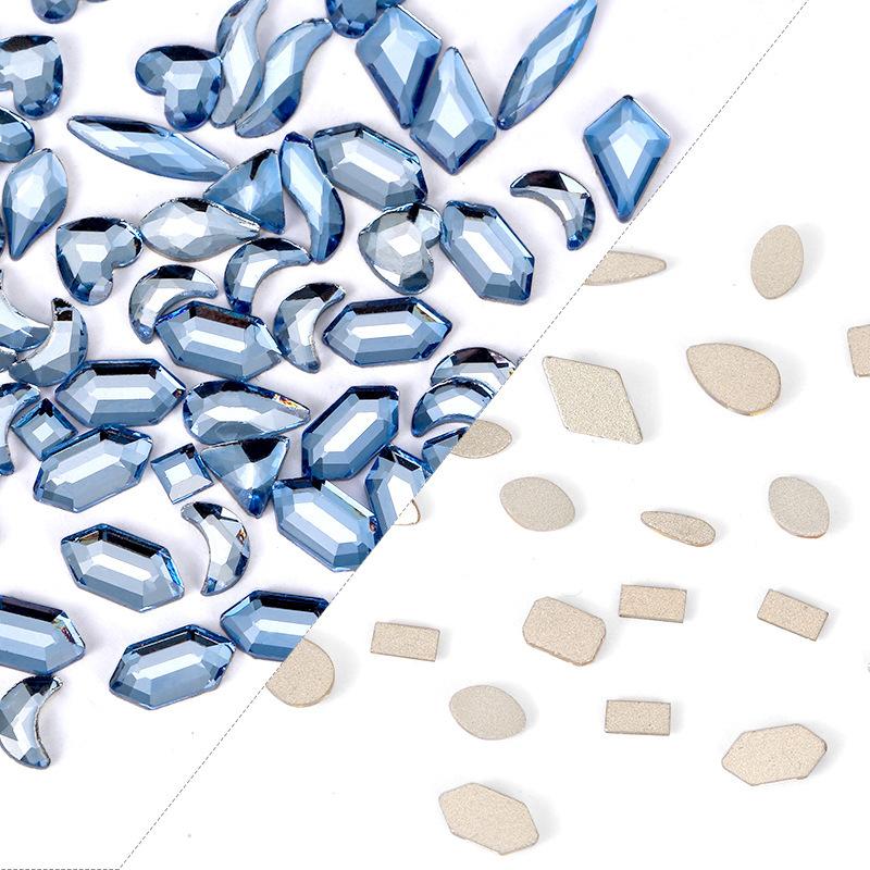 Украшения для нейл-арта своими руками из голубых бриллиантов особой формы, синих каплевидных бриллиантов особой формы с плоским дном.