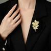 Чувство нишевого дизайна Новый высококачественный корсаж на булавке Высококачественный изысканный дизайн Брошь в виде кленового листа из полого циркония