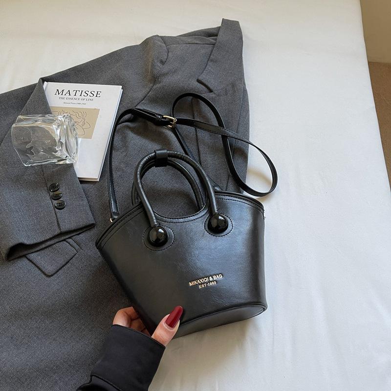 Корейская нишевая сумка женская 2025 новая весна и лето универсальная сумочка популярная одноплечевая сумка-мессенджер сумка-ведро