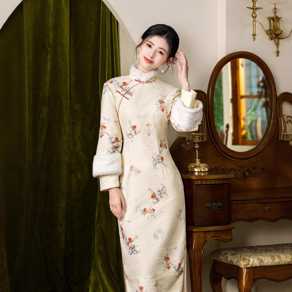 Long-sleeved cheongsam long winter 1011 new new Chinese winter velvet thickened fur collar young daily wear