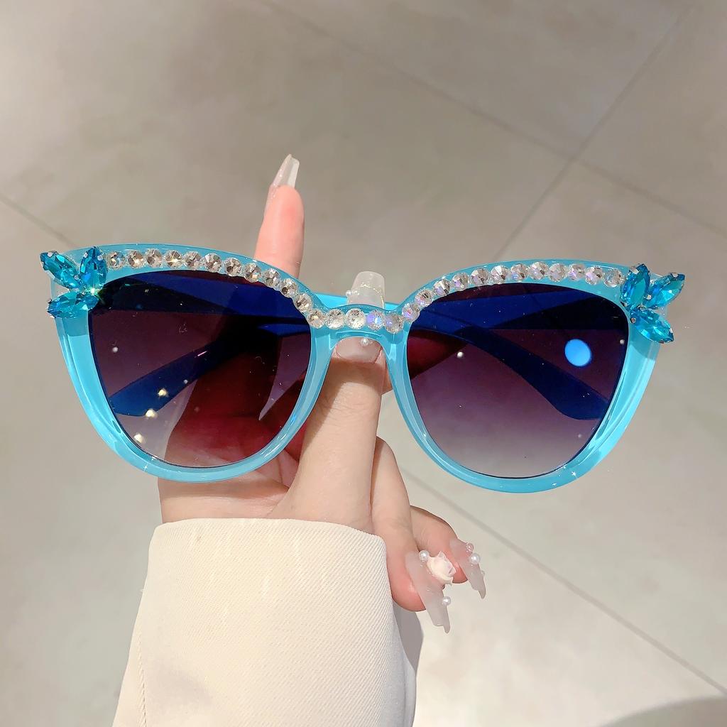 Vintage Cat Eye Sunglasses with Rhinestones Women Fashion Candy Color Gradient Sun Glasses Trendy Original Design Shades